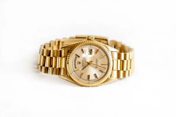 Rolex Oyster Perpetual Day - Date hodinky na bílém pozadí — Stock fotografie