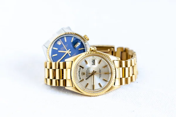 Rolex Oyster Perpetual Day- Date e relógio Oyster Azul sobre branco — Fotografia de Stock