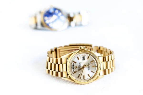 Rolex Oyster Perpetual Day - часы на белом фоне — стоковое фото