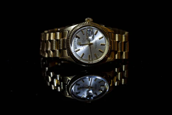 Rolex Oyster Perpetual Day- Relógio de data em fundo preto — Fotografia de Stock