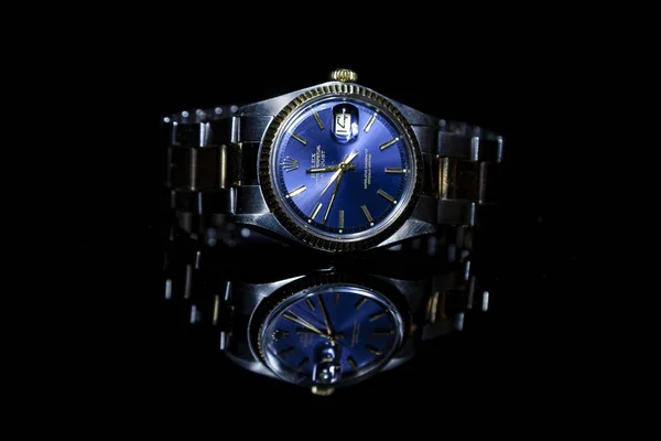 Relógio Rolex Oyster Blue sobre fundo preto . — Fotografia de Stock