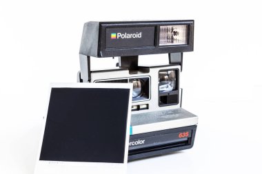  beyaz arka planda vintage Polaroid kamera
