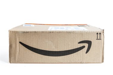 Amazon beyaz arka plan üzerinde izole karton kutu