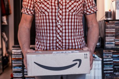  Amazon'dan karton kutu tutan adam
