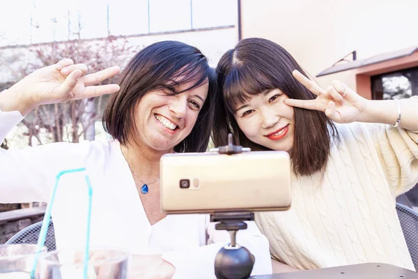 Giovani amiche che si fanno un selfie durante un aperitivo all'aperto — Foto Stock