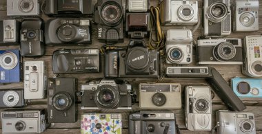 Cremona İtalya-Mart; 2019: ahşap tahta arka planda Vintage kameralar koleksiyonu. -İmmagine