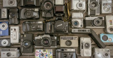 Cremona İtalya-Mart; 2019: ahşap tahta arka planda Vintage kameralar koleksiyonu. -İmmagine