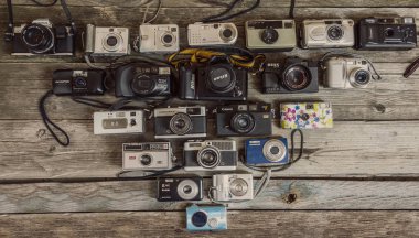 Cremona İtalya-Mart; 2019: ahşap tahta arka planda Vintage kameralar koleksiyonu. -İmmagine