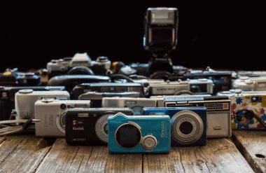 Cremona İtalya-Mart; 2019: siyah arka planda Vintage kameralar koleksiyonu. -İmmagine