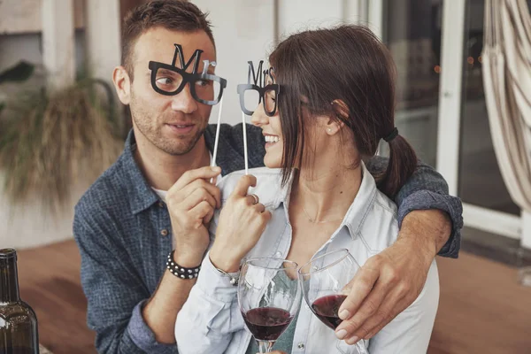 Couple of young lovers playing at the beginning of the love stor — Stock Photo, Image