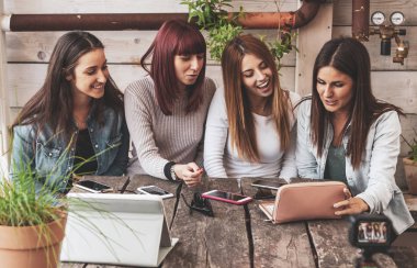 kamera da konuşan dört genç vloggers