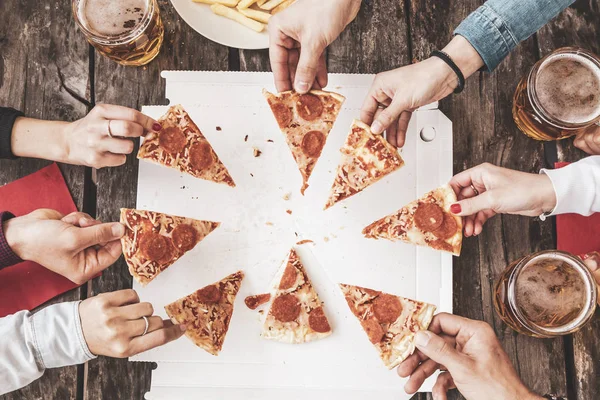 Amigos felizes comendo levar pizza e beber cerveja — Fotografia de Stock