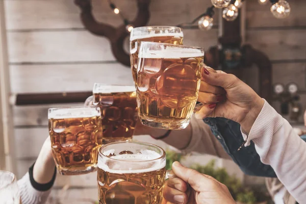 Groep gelukkige vrienden bier drinken en eten take-away pizza — Stockfoto