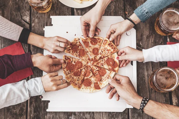 Amigos felizes comendo levar pizza e beber cerveja — Fotografia de Stock