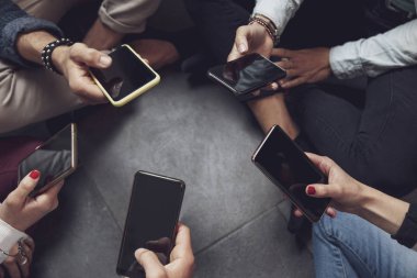 akıllı telefonları kullanarak birlikte eğlenen bağımlı bir grup insan