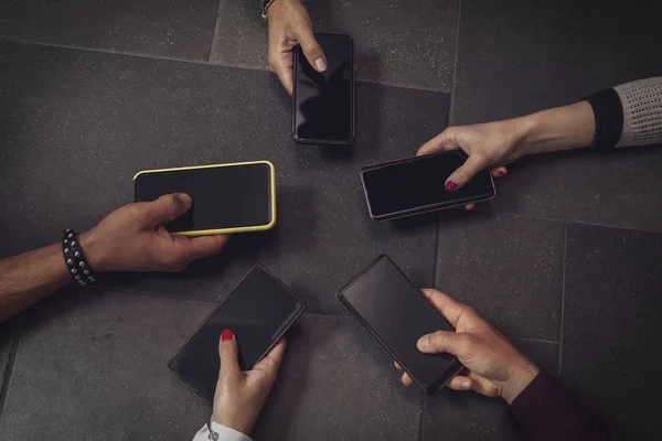 Grupo de personas adictas a divertirse juntos utilizando teléfonos inteligentes — Foto de Stock