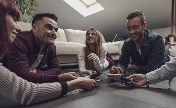 Grupo de personas adictas a divertirse juntos utilizando teléfonos inteligentes — Foto de Stock