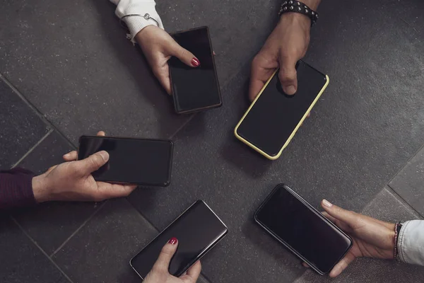 Grupo de personas adictas a divertirse juntos utilizando teléfonos inteligentes — Foto de Stock