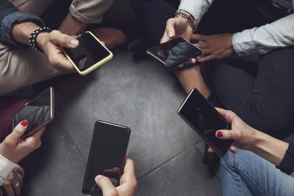 Grupo de personas adictas a divertirse juntos utilizando teléfonos inteligentes — Foto de Stock