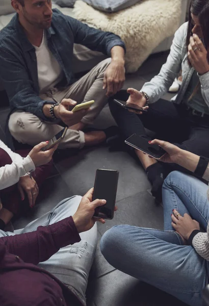 Grupo de personas adictas a divertirse juntos utilizando teléfonos inteligentes — Foto de Stock