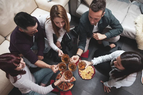 Gelukkige groep vrienden bier drinken en pizza eten — Stockfoto