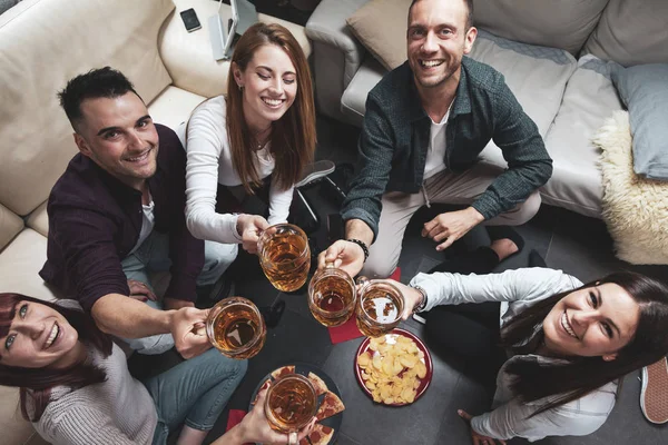 맥주를 마시고 피자를 먹는 친구의 행복한 그룹 — 스톡 사진