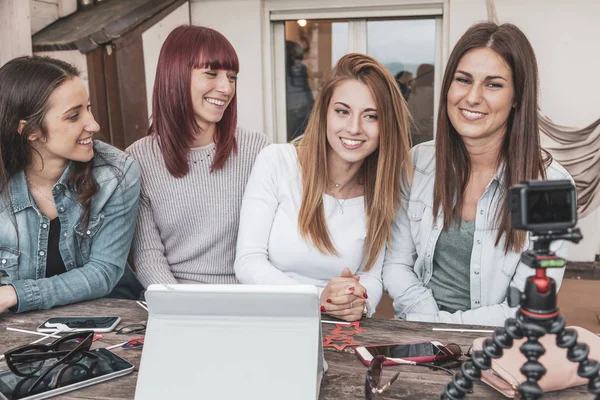 Cuatro jóvenes vloggers hablando en la cámara — Foto de Stock