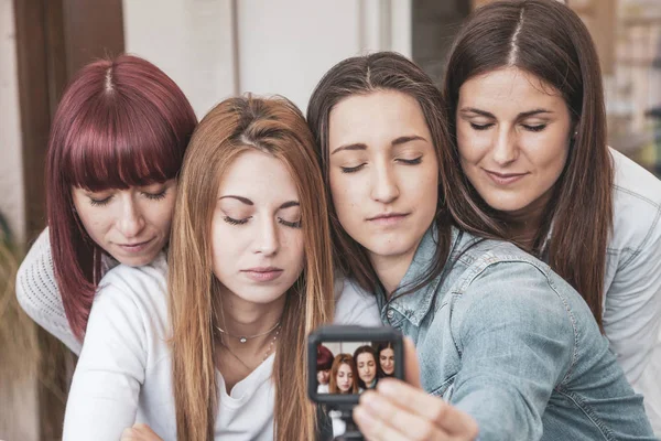 Quatro jovens vloggers tirar uma selfie com uma câmera — Fotografia de Stock