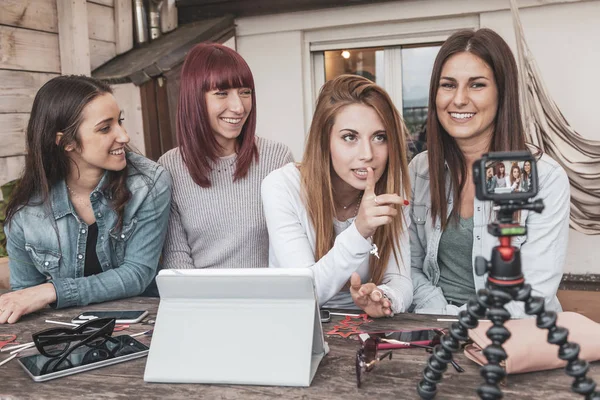 Czterech młodych vloggers rozmawia w aparacie — Zdjęcie stockowe