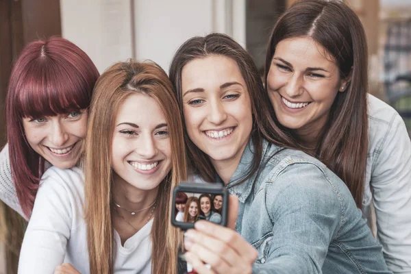 Vier junge Vlogger machen ein Selfie mit einer Kamera — Stockfoto