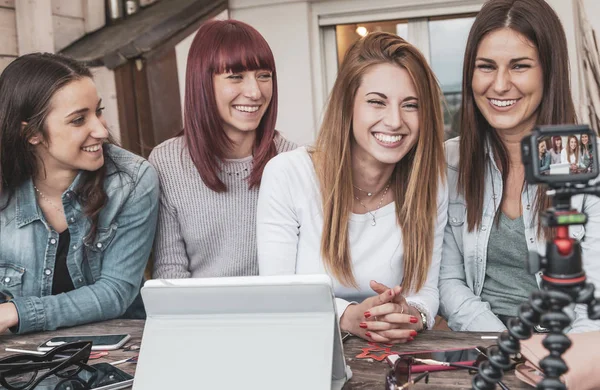 Cuatro jóvenes vloggers hablando en la cámara — Foto de Stock