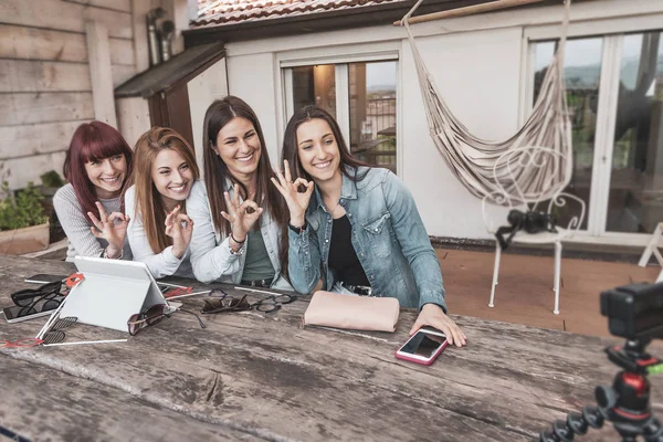 Czterech młodych vloggers rozmawia w aparacie — Zdjęcie stockowe