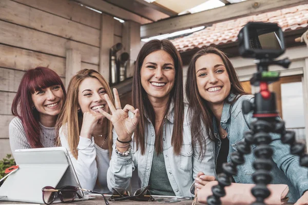 Czterech młodych vloggers rozmawia w aparacie — Zdjęcie stockowe