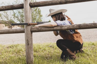 Bir w ile çekim güzel bir Çinli kadın cowgirl Portresi