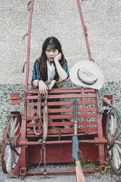 Porträtt av en vacker beväpnad kinesisk kvinnlig cowgirl — Stockfoto