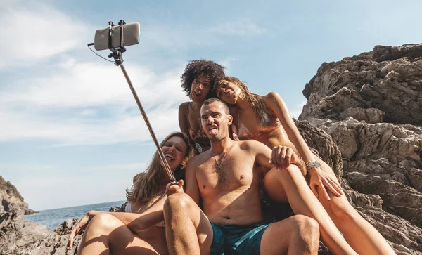 Ομάδα τριών νεαρών φυλών που παίρνουν selfie σε ένα — Φωτογραφία Αρχείου