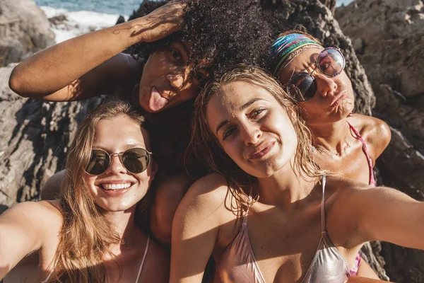 Gruppo di tre giovani amiche multirazziali che si fanno un selfie — Foto Stock