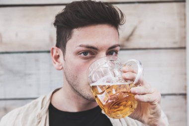 bin yıllık genç erkek yetişkin bira içme cam portresi