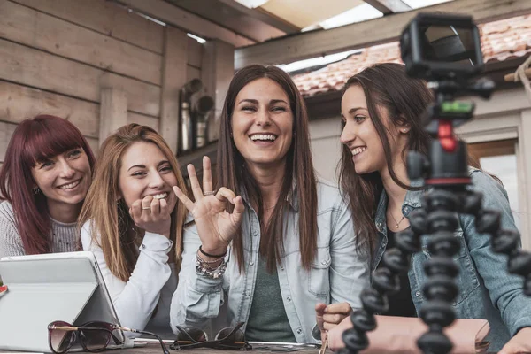 Czterech młodych vloggers rozmawia w aparacie — Zdjęcie stockowe