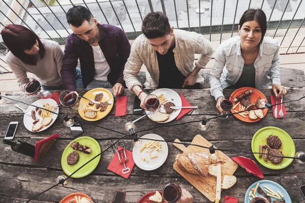 Mutlu arkadaş grubu bira içip bira fabrikasında pizza yiyor. — Stok fotoğraf