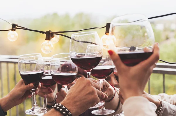 Groep van gelukkige vrienden drinken rode wijn en eten take-away pi — Stockfoto