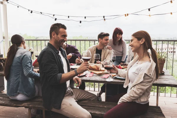 맥주를 마시고 양조장에서 피자를 먹는 친구의 행복한 그룹 — 스톡 사진