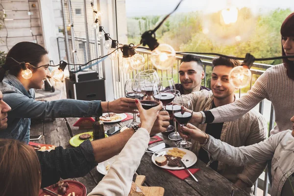 Gelukkige groep vrienden bier drinken en pizza eten bij de brouwerij — Stockfoto