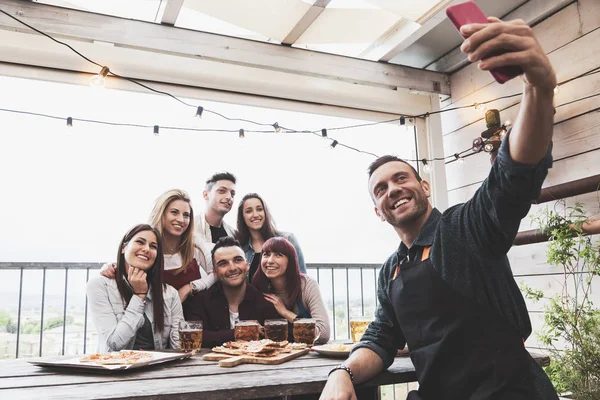 Mutlu arkadaş grubu bira içiyor ve bira fabrikasında selfie çekiyor — Stok fotoğraf