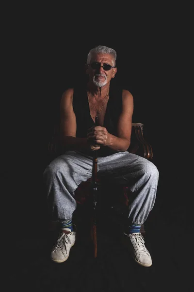 Retrato de homem hipster barbudo branco sentado em um estúdio de fotos — Fotografia de Stock