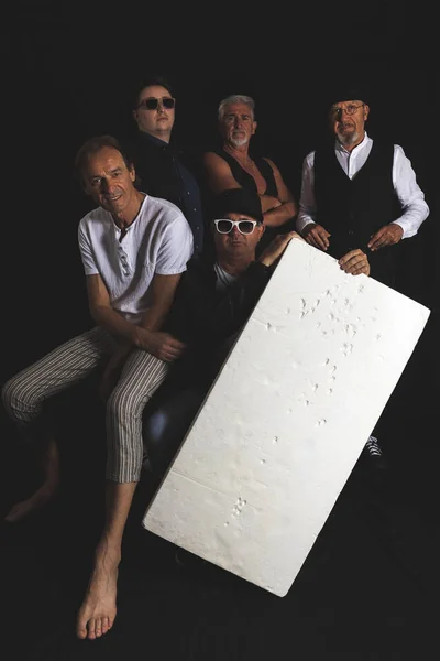 Група зрілого хіпстера одягнена в повсякденний одяг у фотостудії — стокове фото