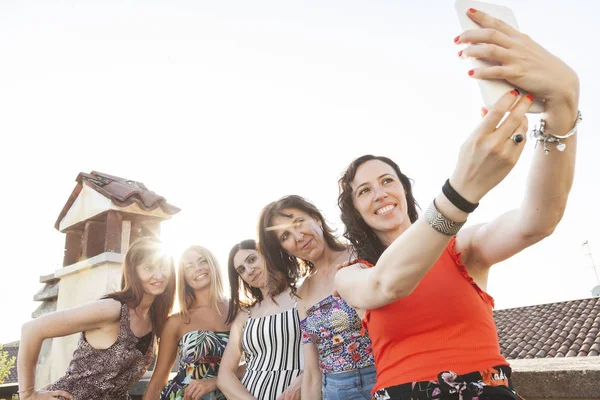 Grupa żeńskich przyjaciół biorę selfie ze Smarthphone — Zdjęcie stockowe