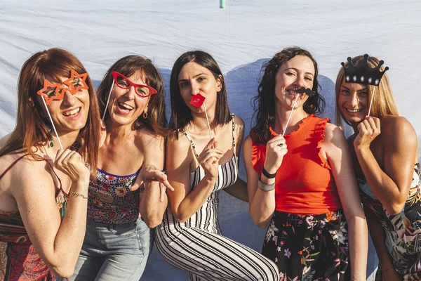 Gruppe von Freundinnen hat Spaß mit Party-Accessoires auf der — Stockfoto
