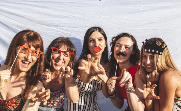 Gruppe von Freundinnen hat Spaß mit Party-Accessoires auf der — Stockfoto