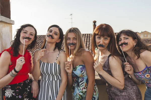 Ομάδα των γυναικών φίλων που διασκεδάζουν με τα αξεσουάρ κόμμα — Φωτογραφία Αρχείου